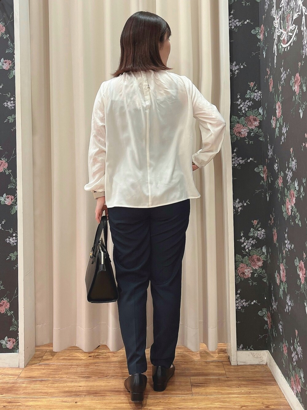 ブラック系のその他パンツ、ホワイト系のシャツ/ブラウス、ブラック系のベストを着用したレディースの冬コーディネートの9枚目の写真