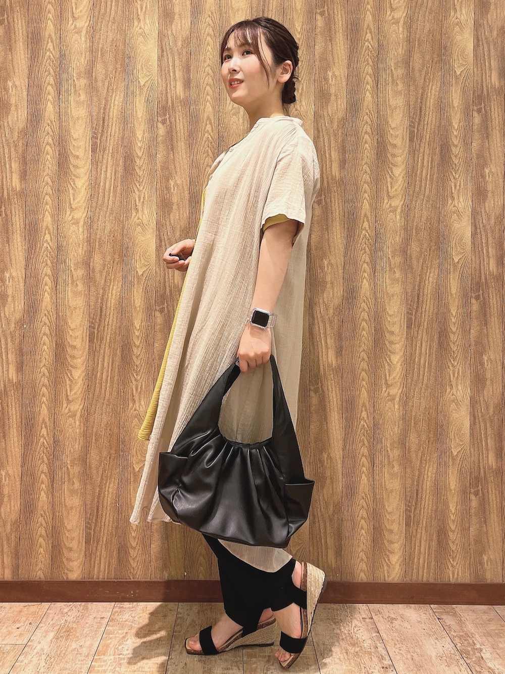 イエロー系のチュニック、ブラック系のその他パンツ、ベージュ系のシャツ/ブラウスを着用したレディースの夏コーディネートの2枚目の写真