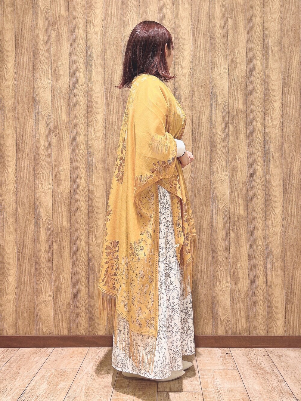 ホワイト系のスカート、ホワイト系のシャツ/ブラウス、ベージュ系のパンプスを着用したレディースの春コーディネートの2枚目の写真