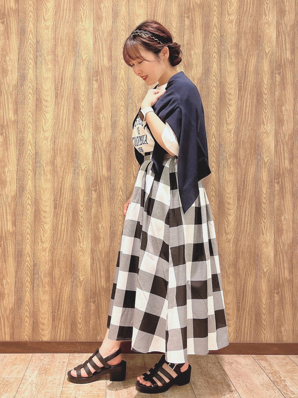 ブルー系のカーディガン/ボレロ、ホワイト系のTシャツ/カットソー、ホワイト系のスカートを着用したレディースの春コーディネートの2枚目の写真