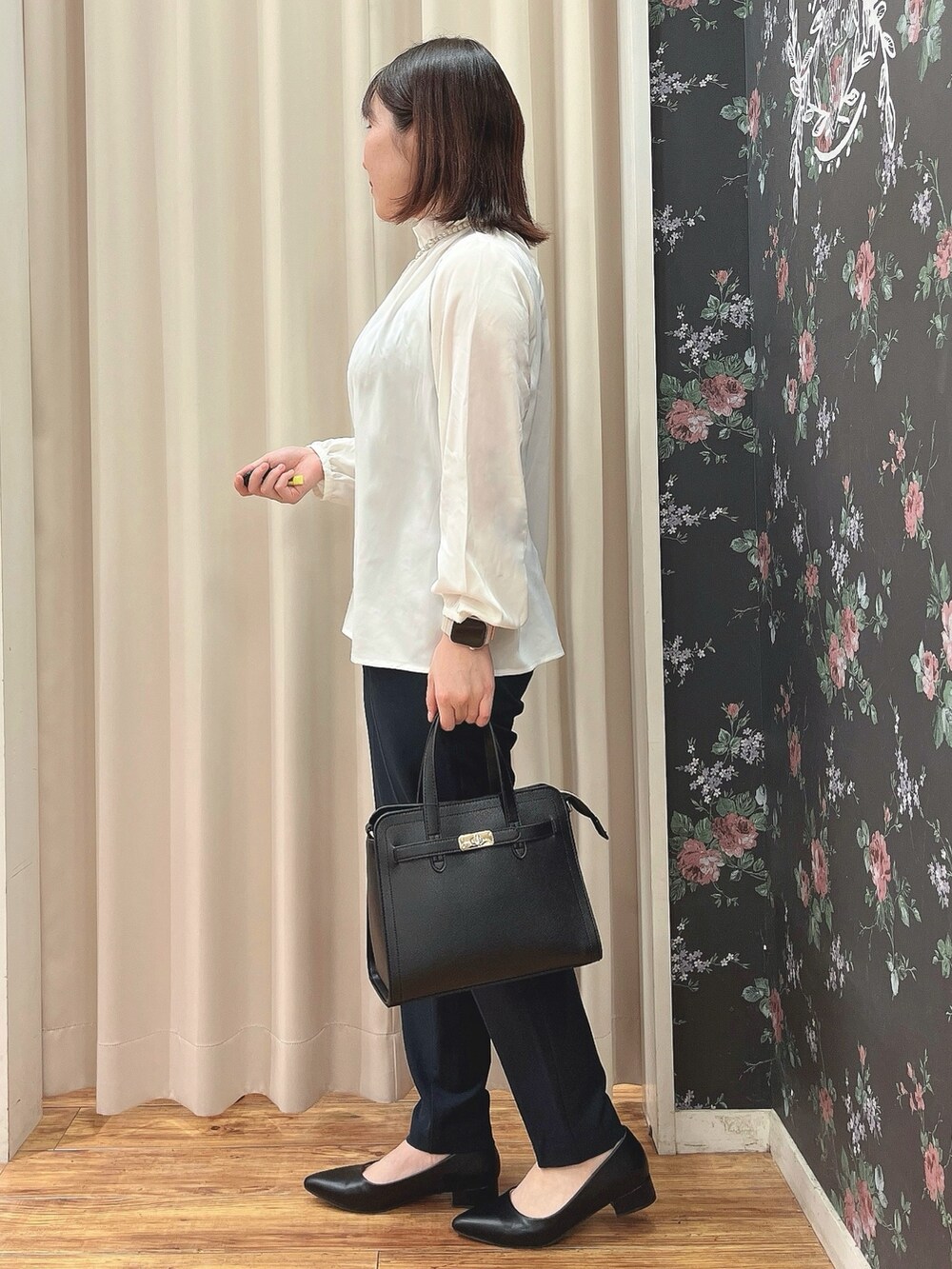 ブラック系のその他パンツ、ホワイト系のシャツ/ブラウス、ブラック系のベストを着用したレディースの冬コーディネートの8枚目の写真