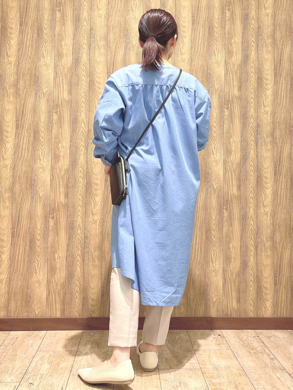 ベージュ系のその他パンツ、ブルー系のTシャツ/カットソー、ブルー系のワンピースを着用したレディースの春コーディネートの3枚目の写真