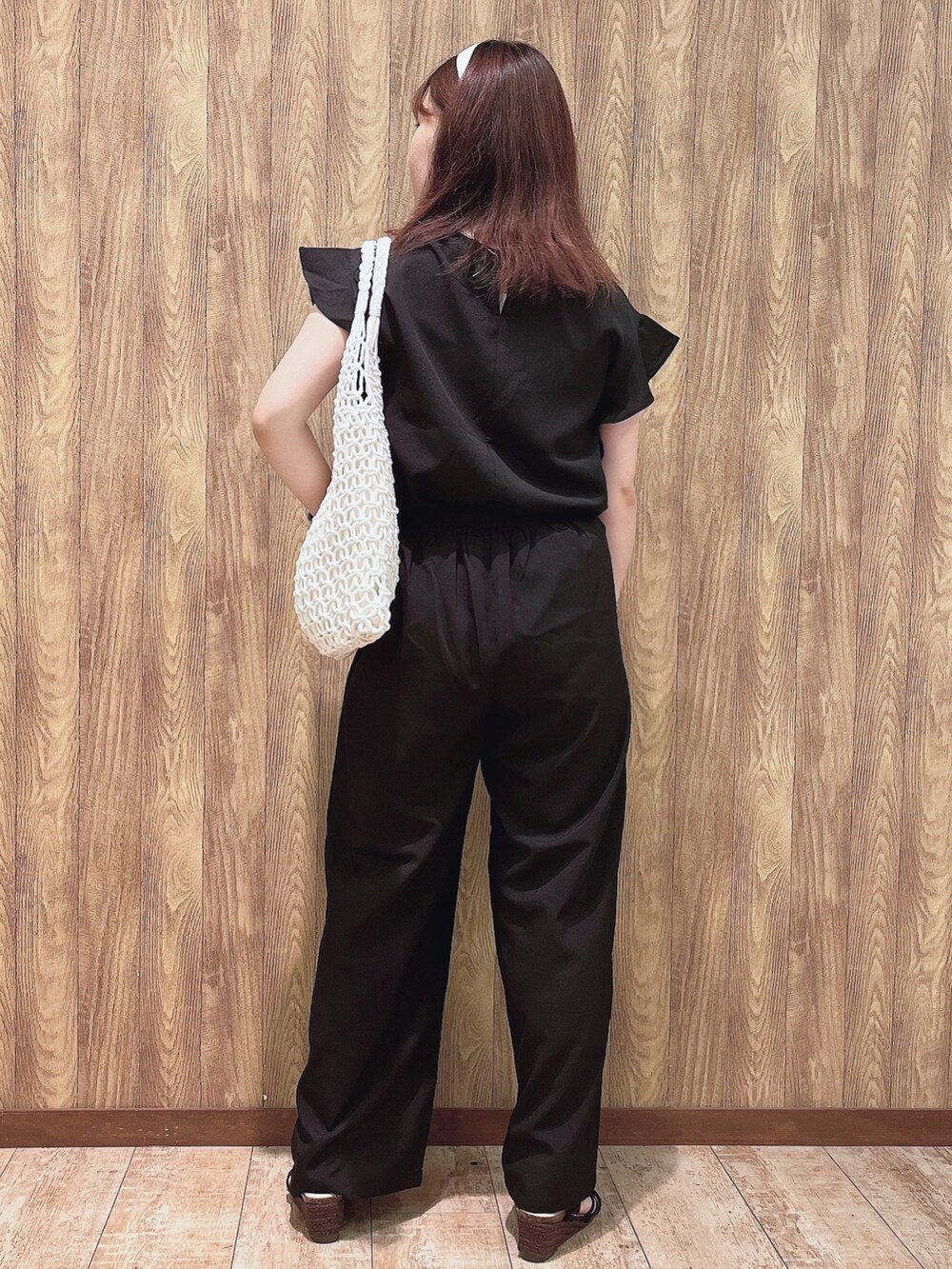 ブラック系のシャツ/ブラウス、ブラック系のその他パンツ、ブラック系のサンダルを着用したレディースの夏コーディネートの3枚目の写真