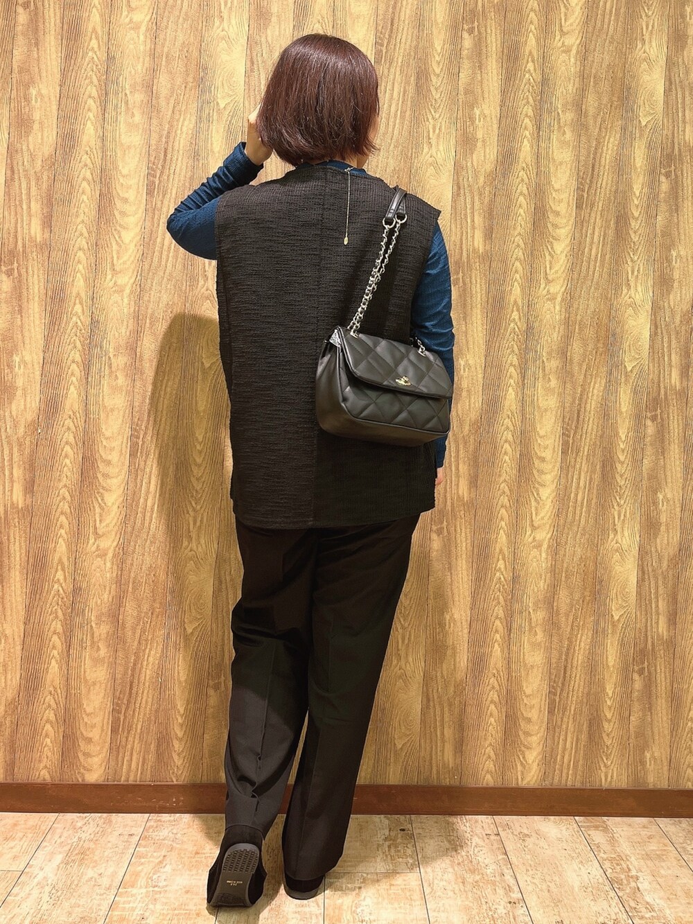 ブルー系のTシャツ/カットソー、ブラック系のその他パンツ、ブラック系のその他シューズを着用したレディースの秋コーディネートの3枚目の写真