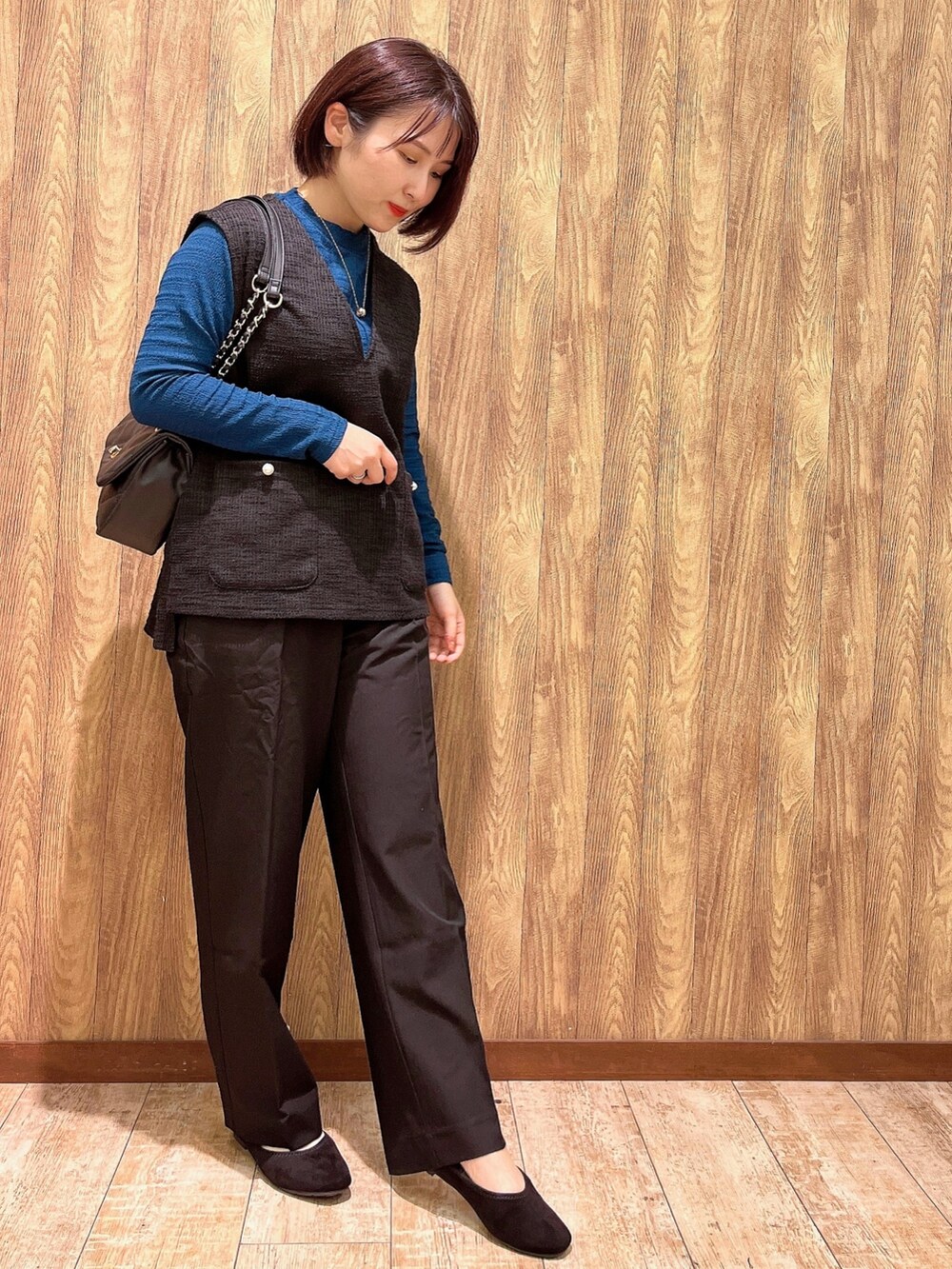 ブルー系のTシャツ/カットソー、ブラック系のその他パンツ、ブラック系のその他シューズを着用したレディースの秋コーディネートの2枚目の写真