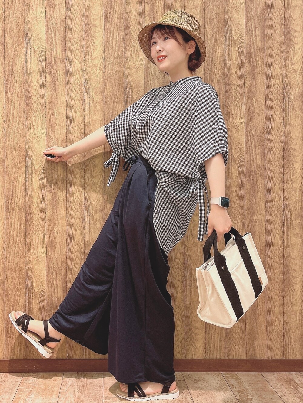 ブラック系のシャツ/ブラウス、ブルー系のその他パンツ、ブラック系のトートバッグを着用したレディースの夏コーディネートの2枚目の写真