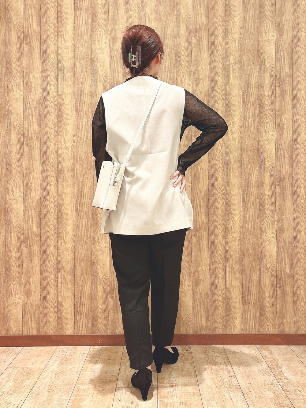 ベージュ系のベスト、ブラック系のTシャツ/カットソー、ブラック系のその他パンツを着用したレディースの春コーディネートの3枚目の写真