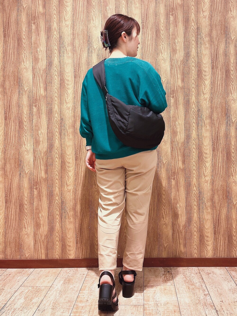 ホワイト系のTシャツ/カットソー、グリーン系のカーディガン/ボレロ、ブラック系のショルダーバッグを着用したレディースの春コーディネートの3枚目の写真