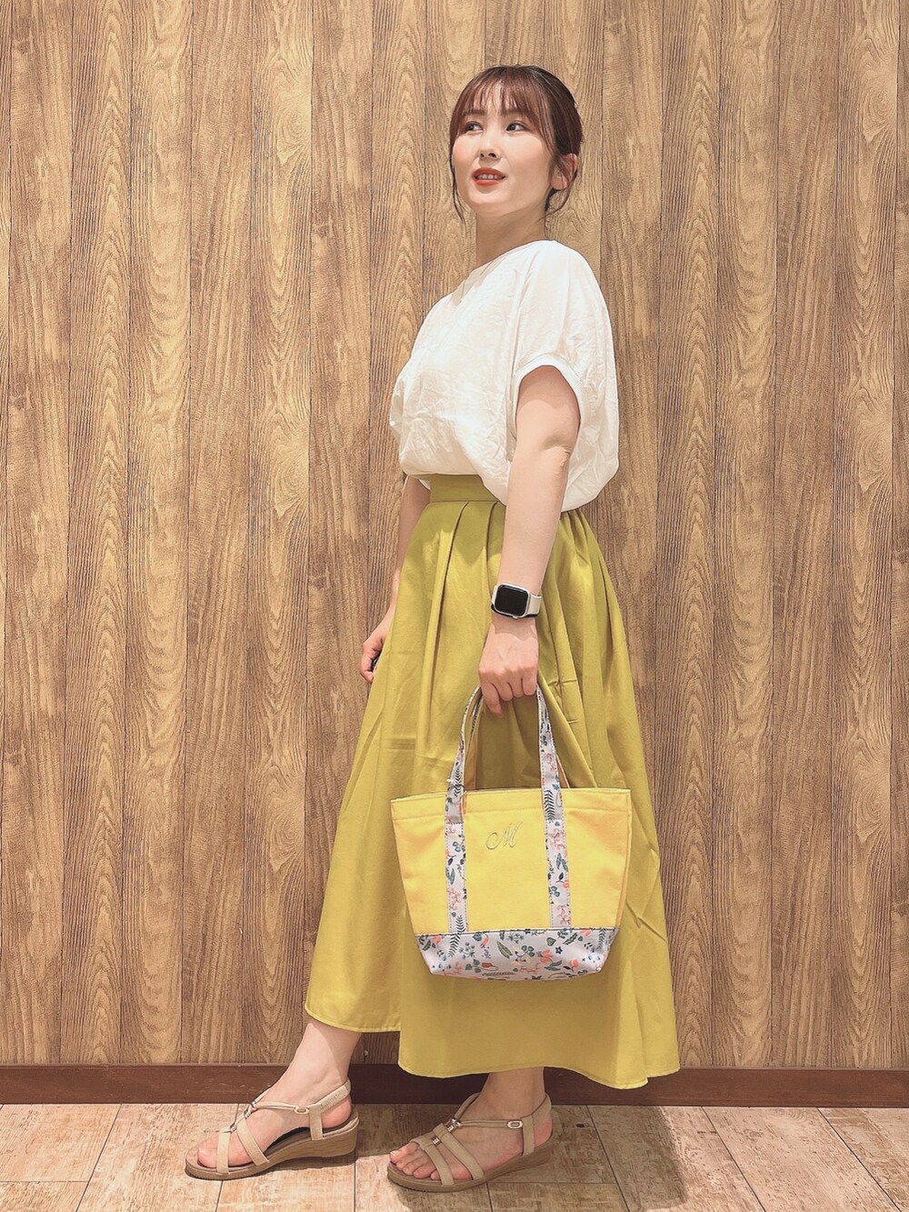 ホワイト系のシャツ/ブラウス、イエロー系のスカート、イエロー系のトートバッグを着用したレディースの夏コーディネートの2枚目の写真