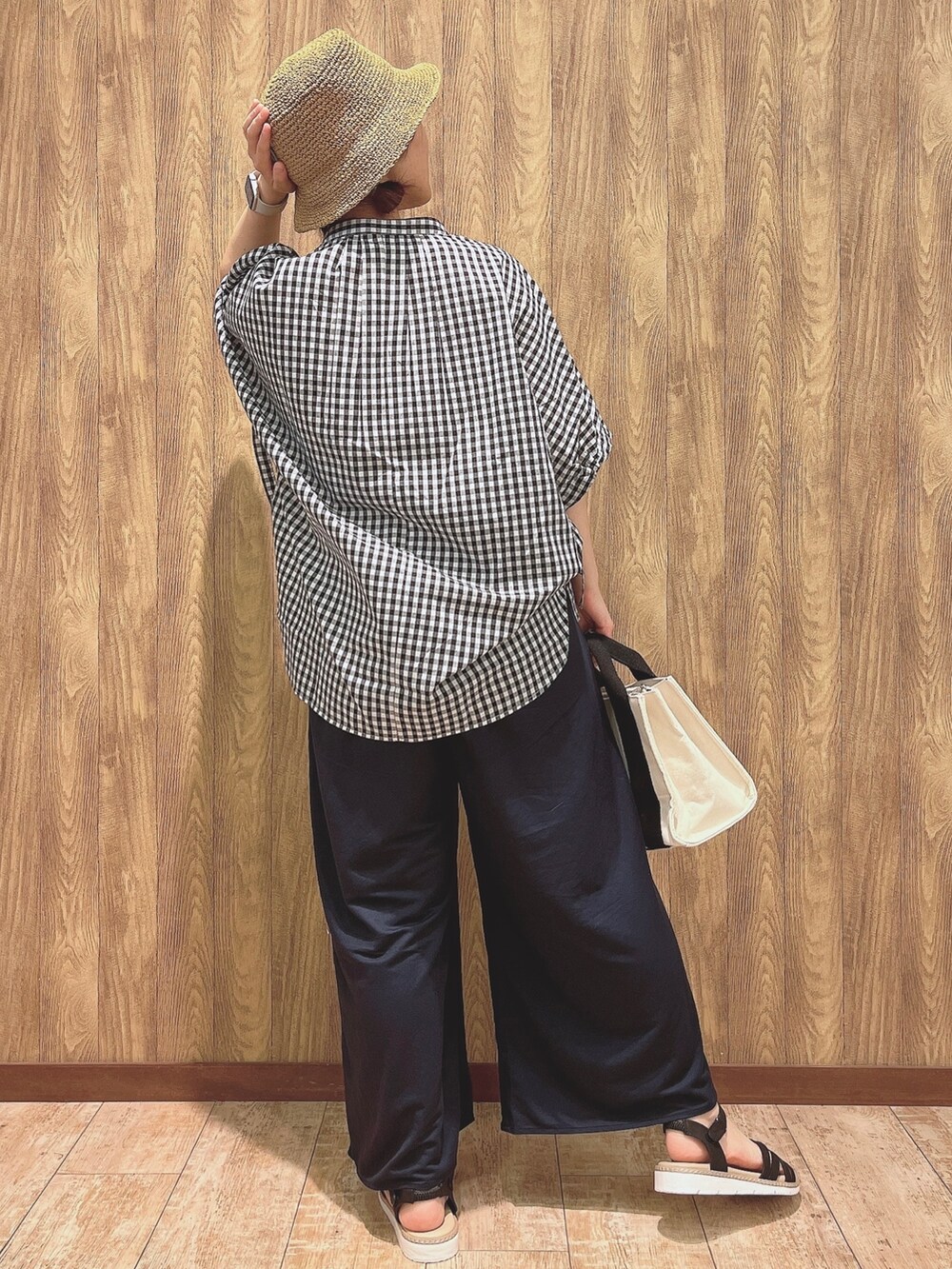 ブラック系のシャツ/ブラウス、ブルー系のその他パンツ、ブラック系のトートバッグを着用したレディースの夏コーディネートの3枚目の写真