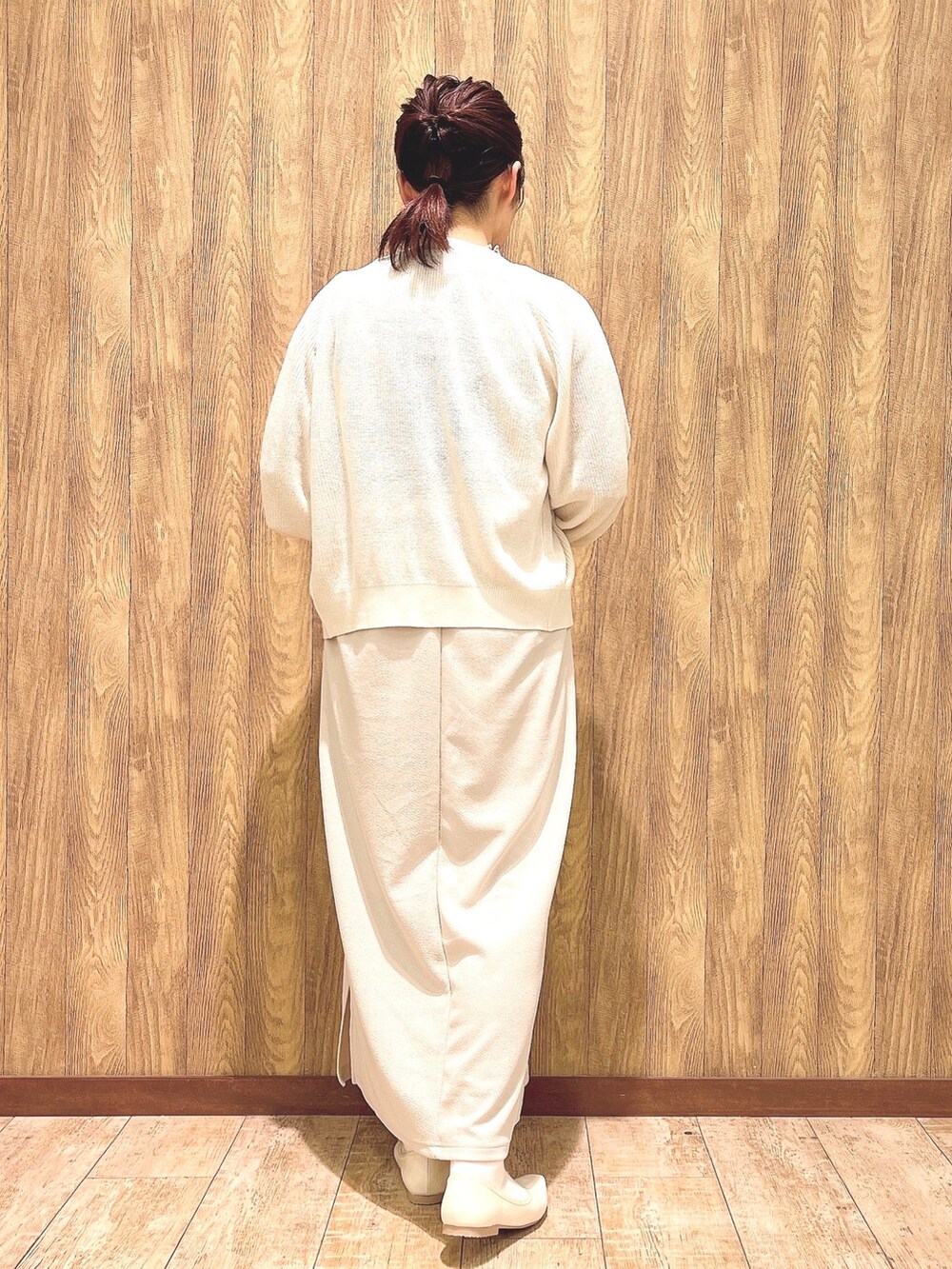 ピンク系のTシャツ/カットソー、ベージュ系のカーディガン/ボレロ、ベージュ系のワンピースを着用したレディースの春コーディネートの3枚目の写真