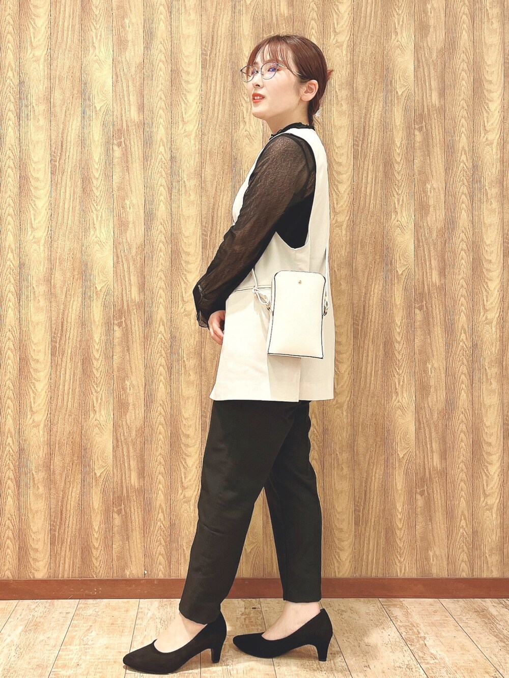 ベージュ系のベスト、ブラック系のTシャツ/カットソー、ブラック系のその他パンツを着用したレディースの春コーディネートの2枚目の写真