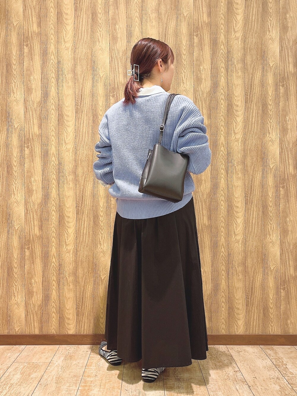 ホワイト系のシャツ/ブラウス、ブルー系のカーディガン/ボレロ、ブラック系のスカートを着用したレディースの春コーディネートの4枚目の写真