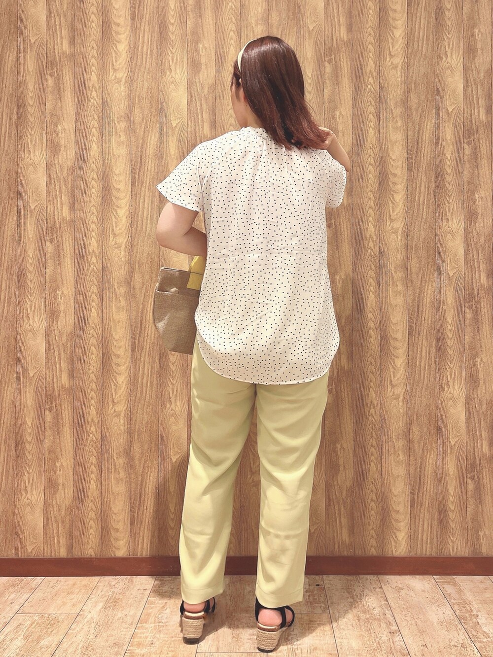ホワイト系のシャツ/ブラウス、イエロー系のトートバッグ、イエロー系のその他パンツを着用したレディースの春コーディネートの3枚目の写真