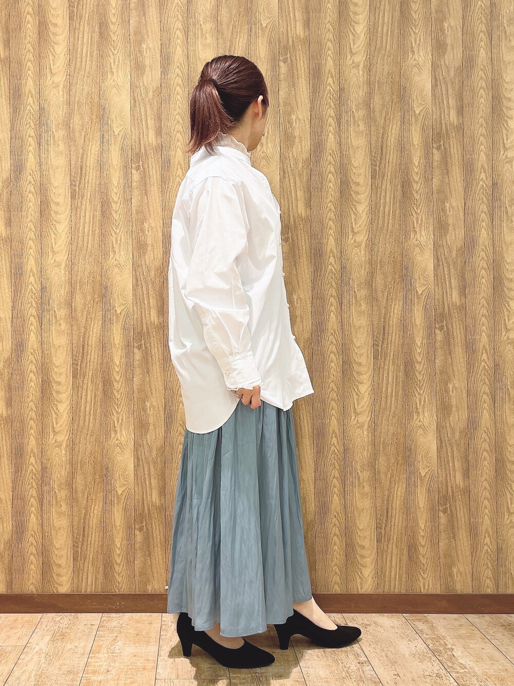 ホワイト系のシャツ/ブラウス、ホワイト系のTシャツ/カットソー、ブルー系のスカートを着用したレディースの春コーディネートの2枚目の写真