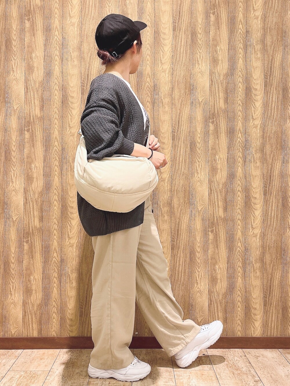 グレー系のカーディガン/ボレロ、ベージュ系のその他パンツ、ベージュ系のショルダーバッグを着用したレディースの春コーディネートの2枚目の写真