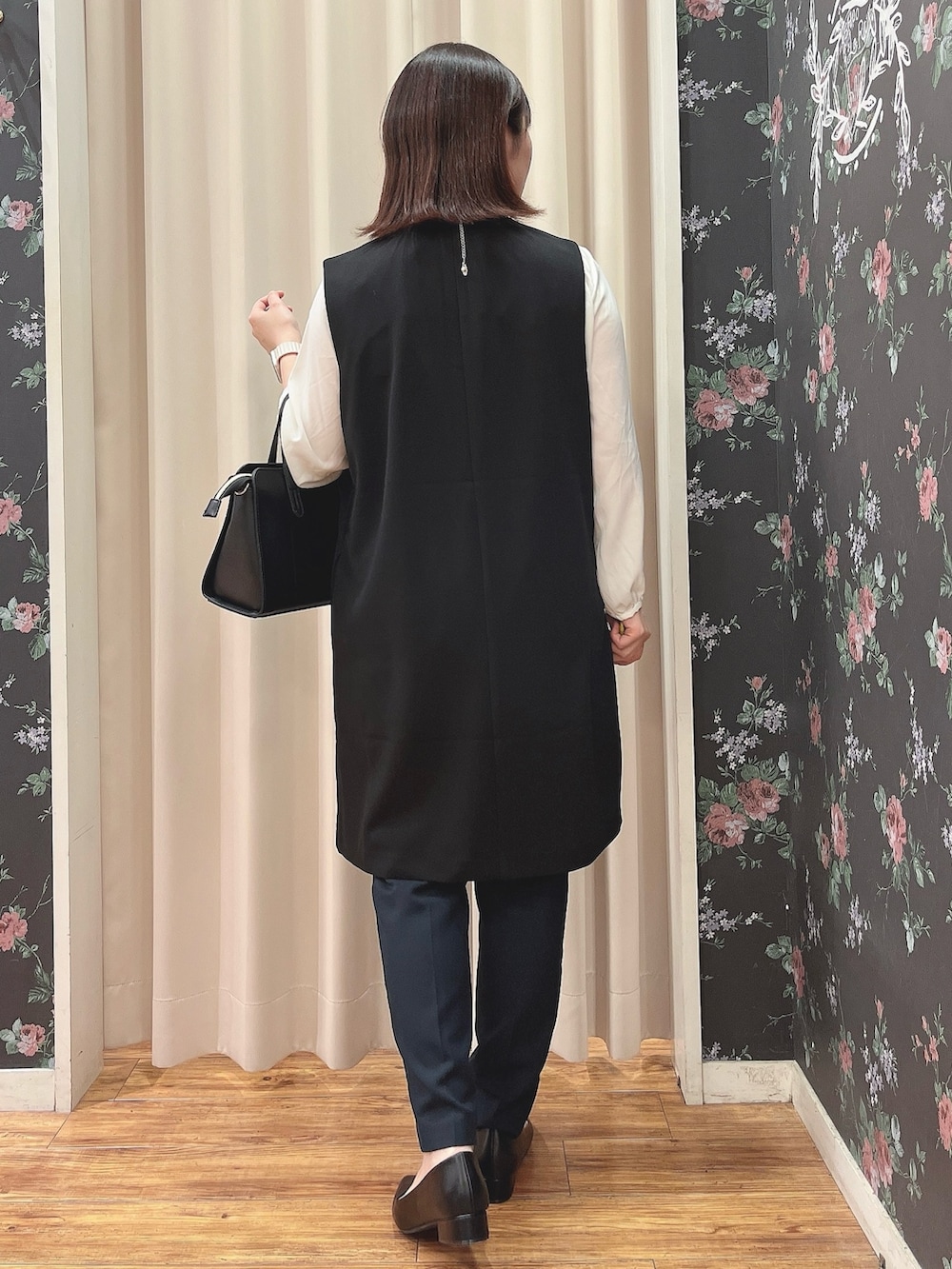 ブラック系のその他パンツ、ホワイト系のシャツ/ブラウス、ブラック系のベストを着用したレディースの冬コーディネートの3枚目の写真