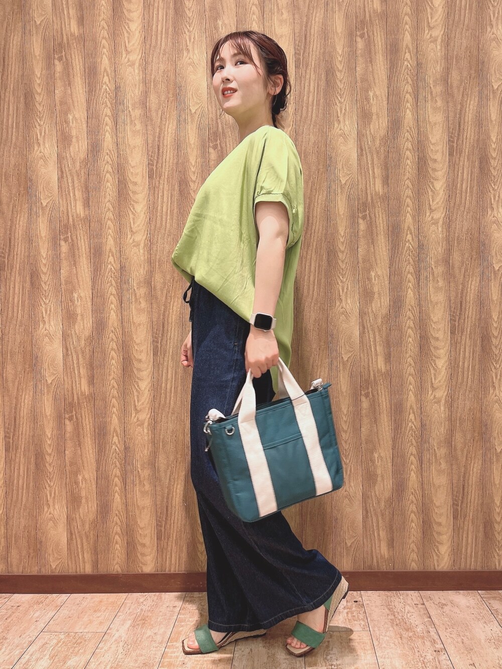 ブルー系のその他パンツ、グリーン系のサンダル、グリーン系のトートバッグを着用したレディースの夏コーディネートの2枚目の写真