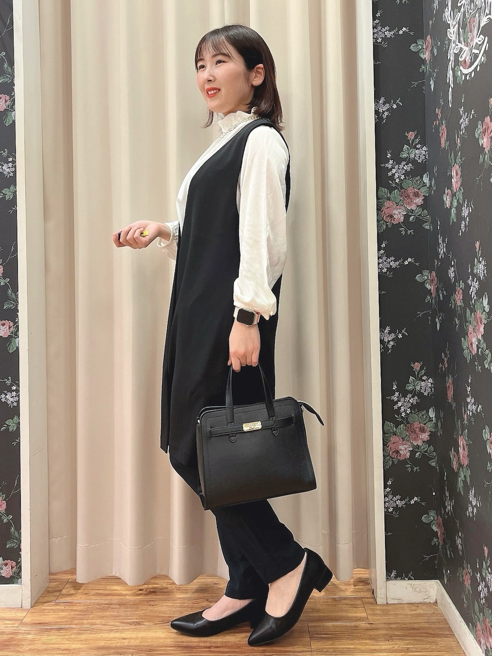 ブラック系のその他パンツ、ホワイト系のシャツ/ブラウス、ブラック系のベストを着用したレディースの冬コーディネートの2枚目の写真