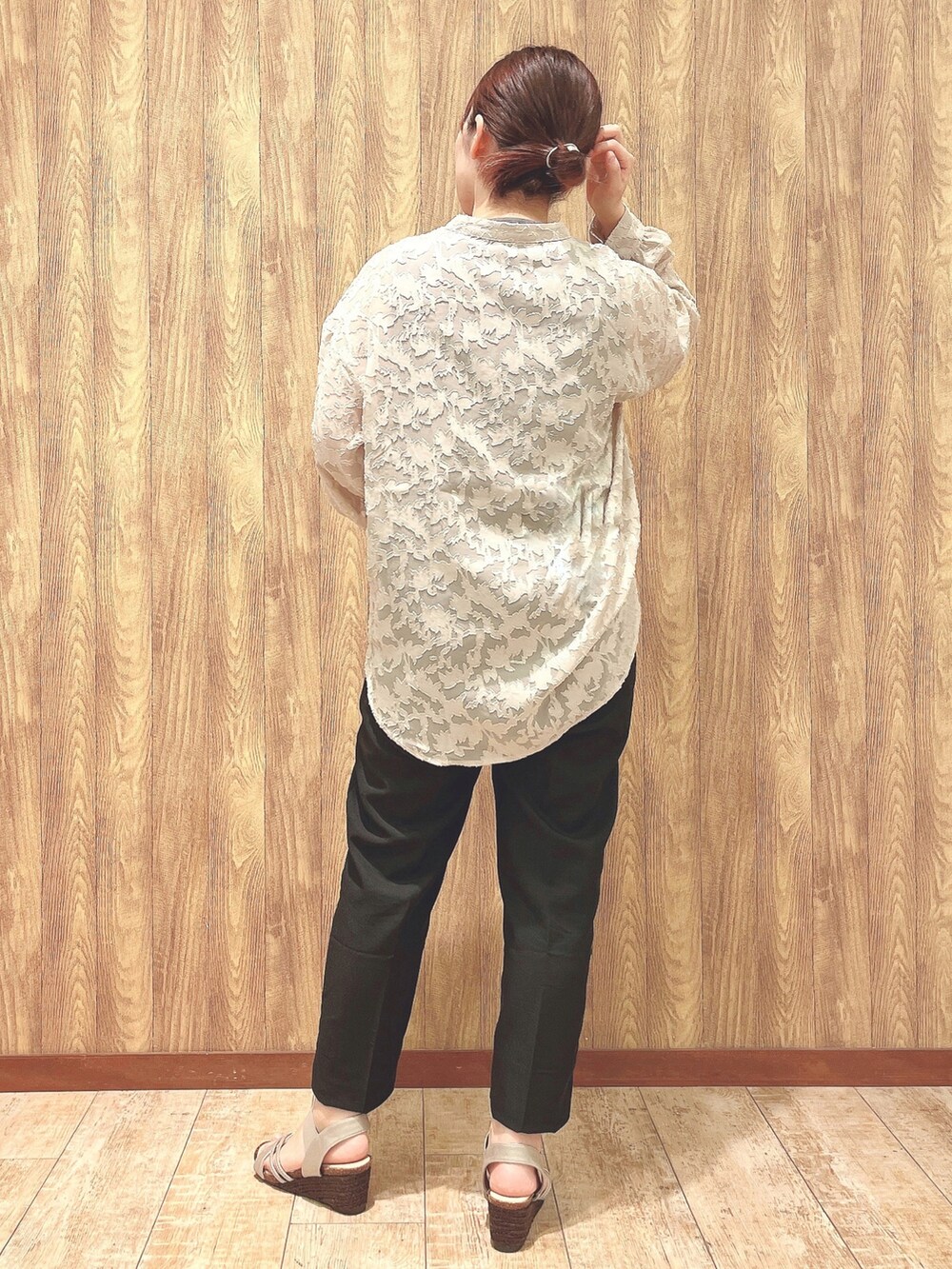 ブラック系のその他パンツ、ベージュ系のシャツ/ブラウスを着用したレディースの春コーディネートの3枚目の写真