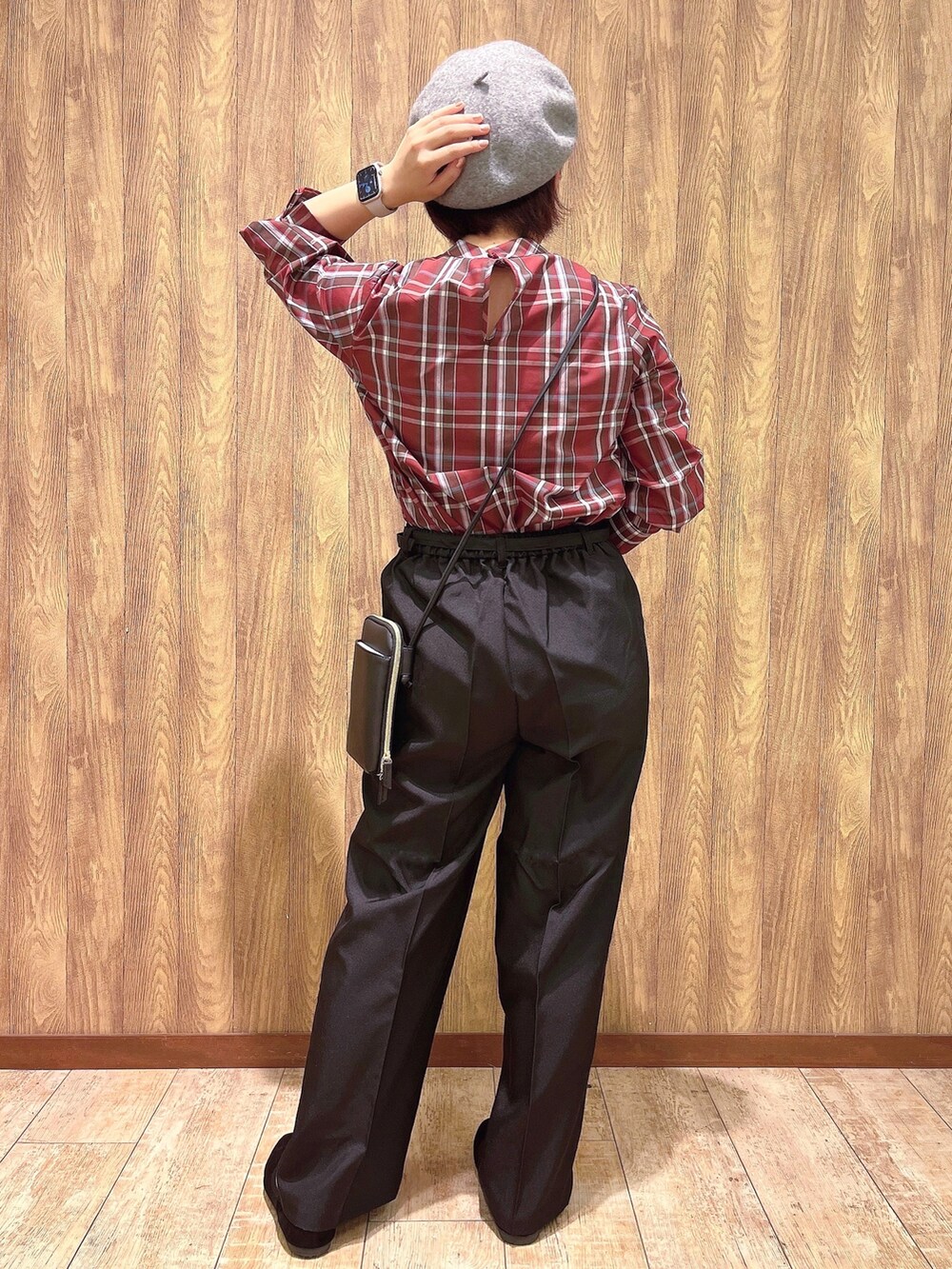 ブラック系のその他パンツ、ブラック系のその他シューズ、レッド系のシャツ/ブラウスを着用したレディースの秋コーディネートの3枚目の写真