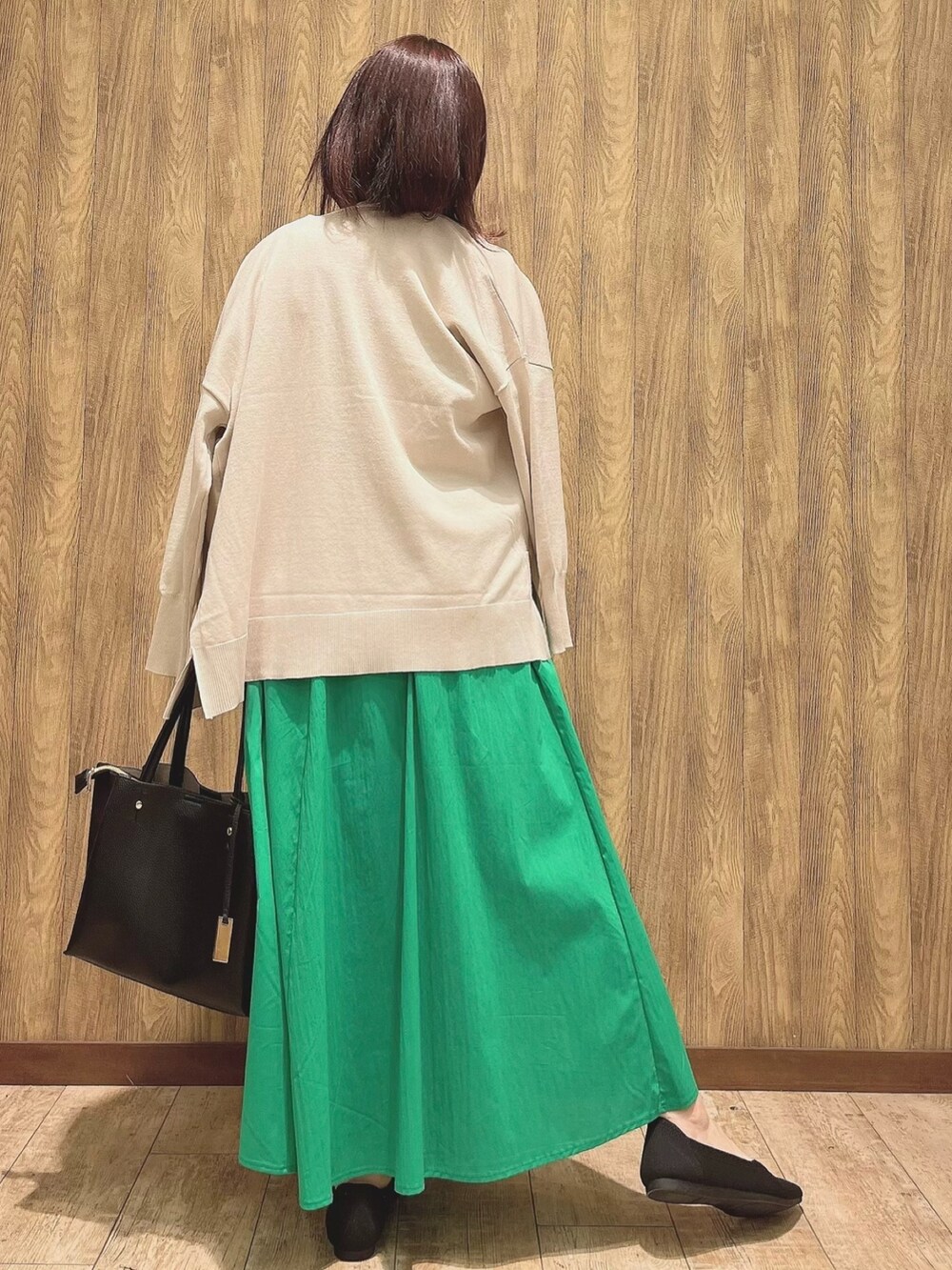 ホワイト系のシャツ/ブラウス、グリーン系のスカート、ベージュ系のカーディガン/ボレロを着用したレディースの春コーディネートの4枚目の写真