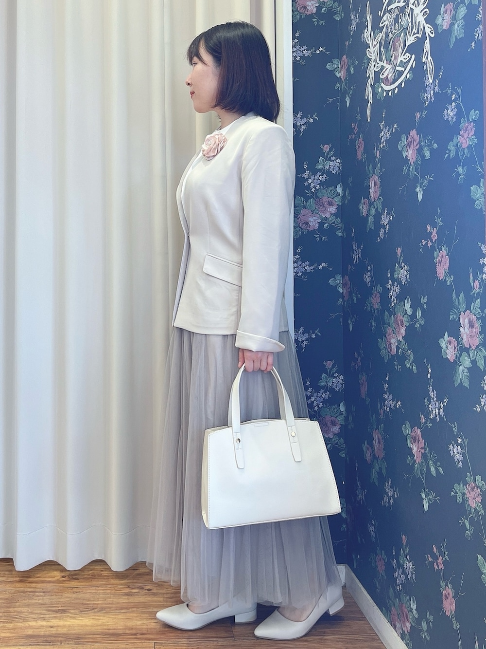 ベージュ系のノーカラージャケット、ホワイト系のシャツ/ブラウス、ベージュ系のパンプスを着用したレディースの春コーディネートの2枚目の写真