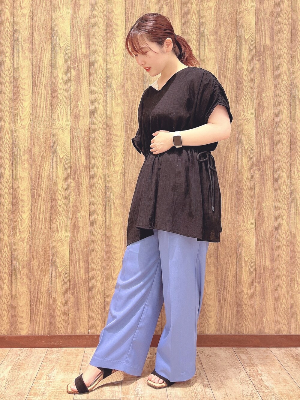 ブラック系のシャツ/ブラウス、ブルー系のその他パンツ、ブラック系のサンダルを着用したレディースの春コーディネートの2枚目の写真