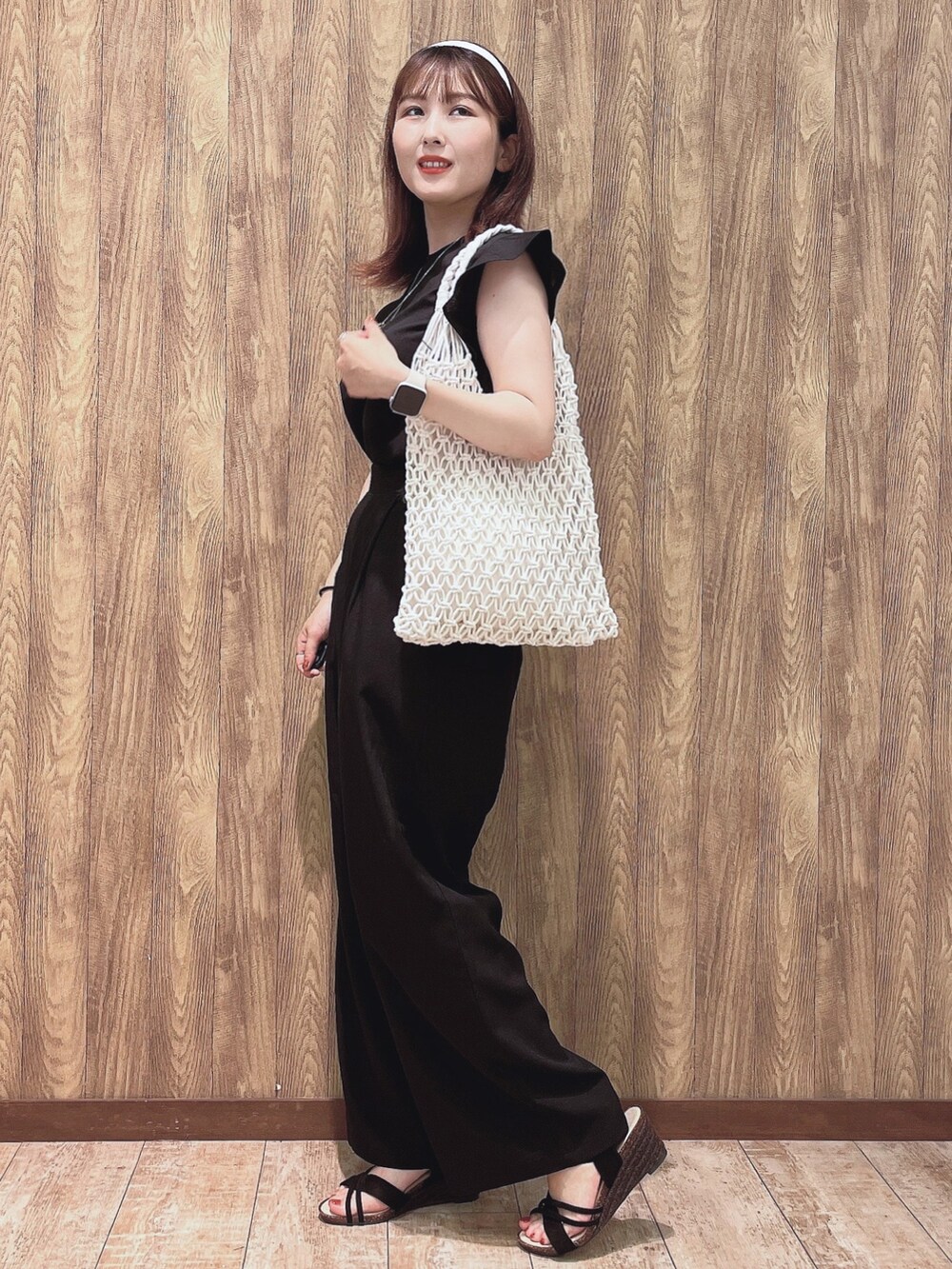 ブラック系のシャツ/ブラウス、ブラック系のその他パンツ、ブラック系のサンダルを着用したレディースの夏コーディネートの2枚目の写真