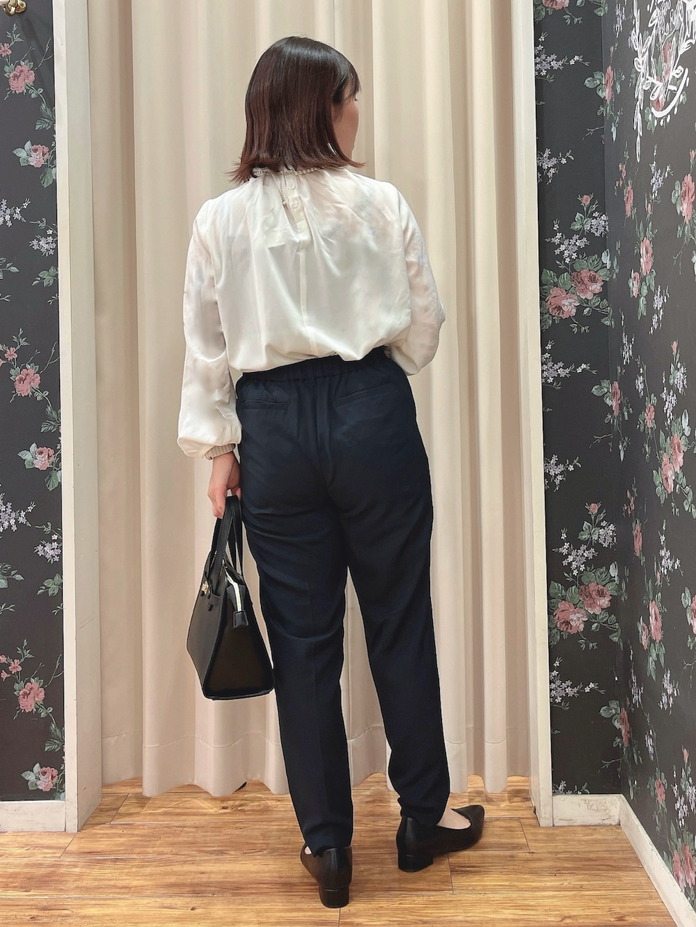 ブラック系のその他パンツ、ホワイト系のシャツ/ブラウス、ブラック系のベストを着用したレディースの冬コーディネートの6枚目の写真