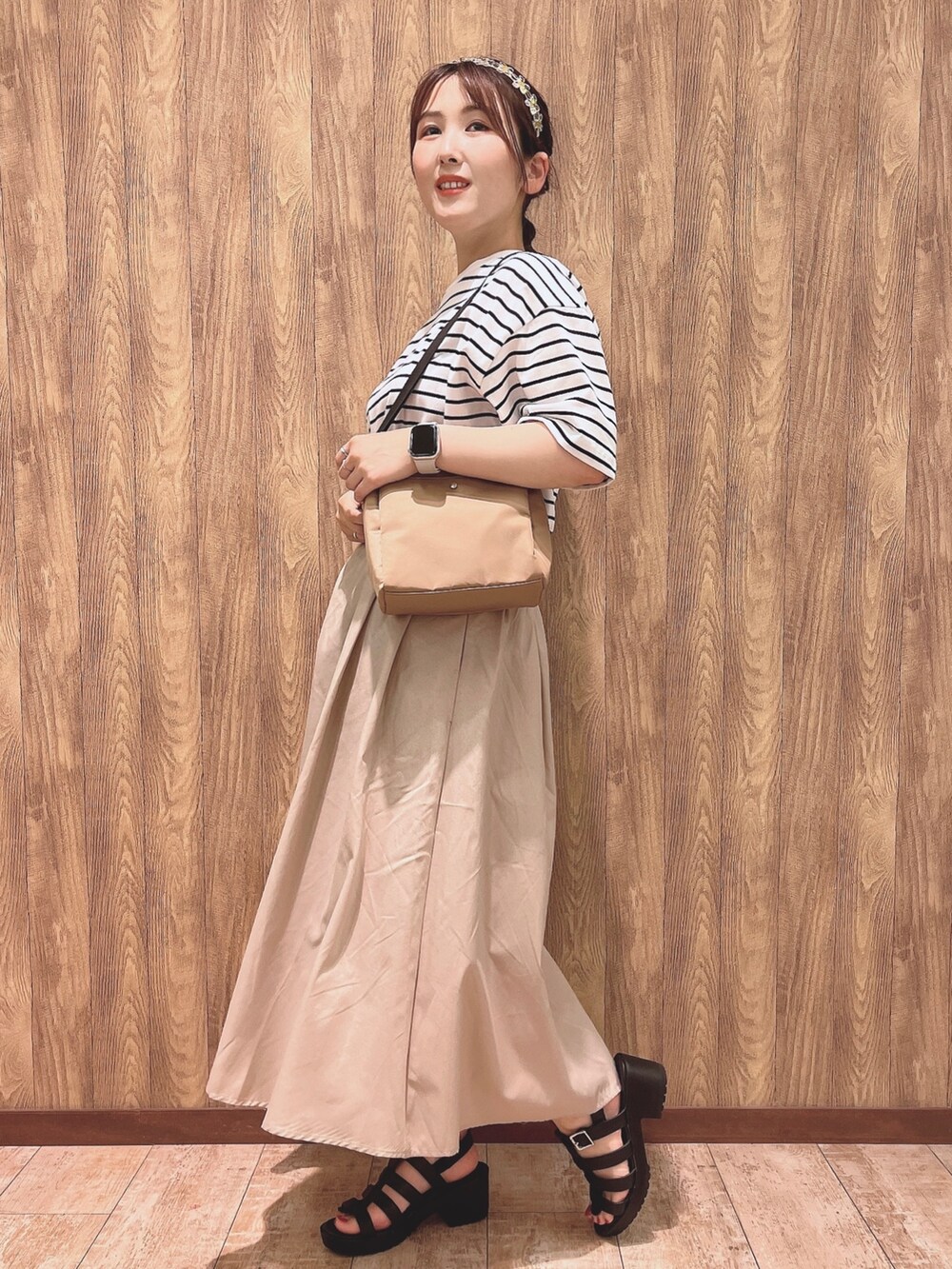 ホワイト系のTシャツ/カットソー、ブラック系のサンダル、イエロー系のショルダーバッグを着用したレディースの夏コーディネートの2枚目の写真