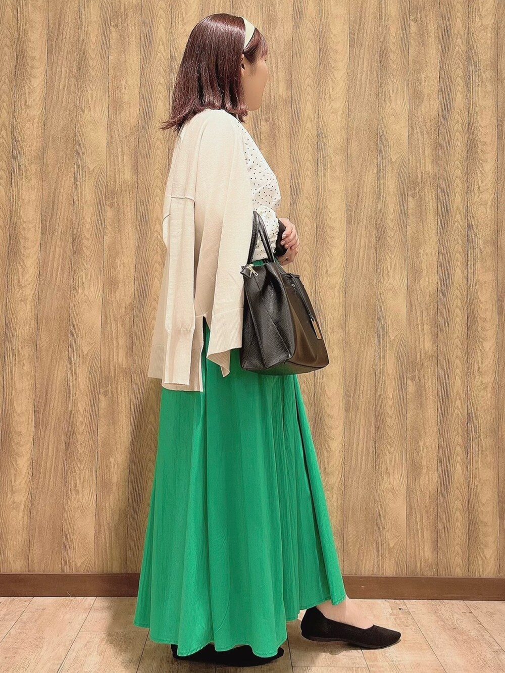 ホワイト系のシャツ/ブラウス、グリーン系のスカート、ベージュ系のカーディガン/ボレロを着用したレディースの春コーディネートの3枚目の写真