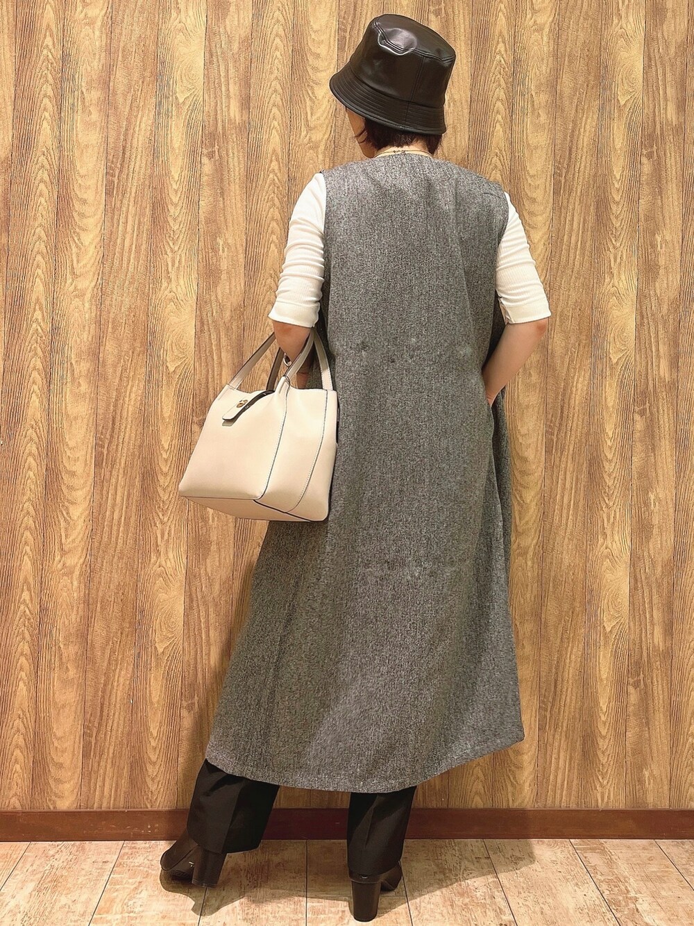 ブラック系のブーツ、ホワイト系のTシャツ/カットソー、グレー系のワンピースを着用したレディースの秋コーディネートの3枚目の写真