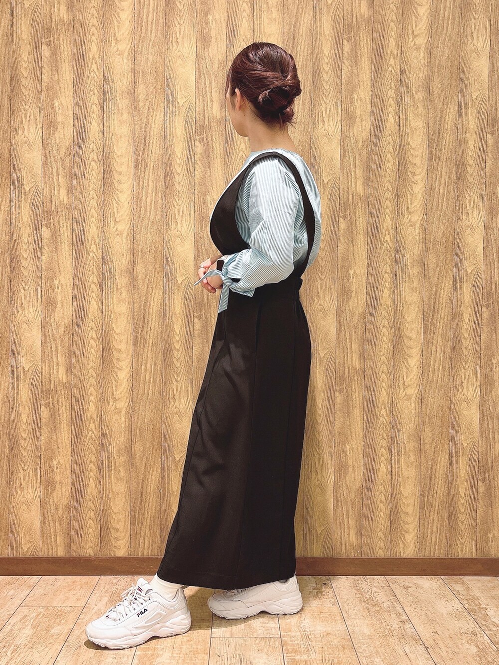 グリーン系のシャツ/ブラウス、ブラック系のスカートを着用したレディースの春コーディネートの2枚目の写真