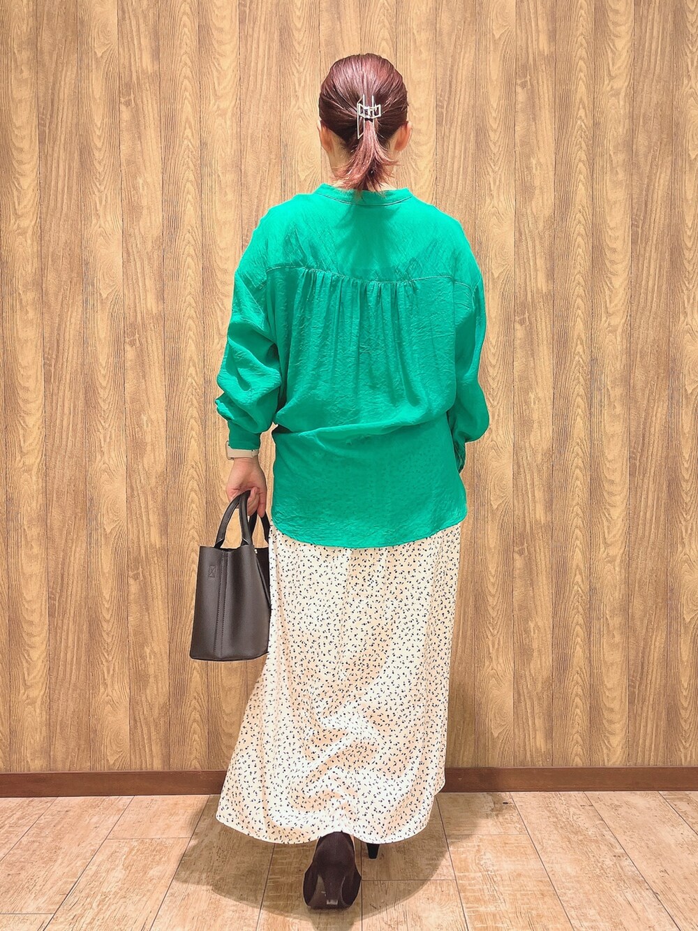 グリーン系のシャツ/ブラウス、ベージュ系のスカート、ブラック系のトートバッグを着用したレディースの春コーディネートの3枚目の写真