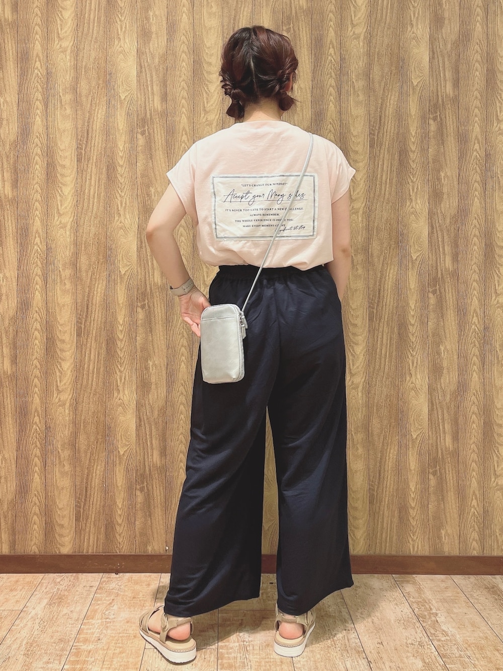 ピンク系のTシャツ/カットソー、ブルー系のその他パンツ、シルバー系のショルダーバッグを着用したレディースの夏コーディネートの3枚目の写真