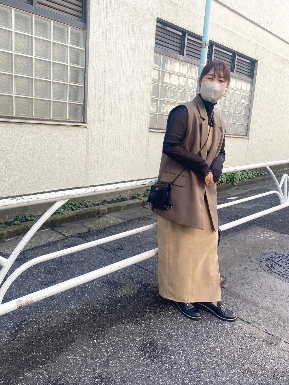 ブラック系のTシャツ/カットソー、ブラウン系のテーラードジャケット、ベージュ系のワンピースを着用したレディースの夏コーディネートの3枚目の写真