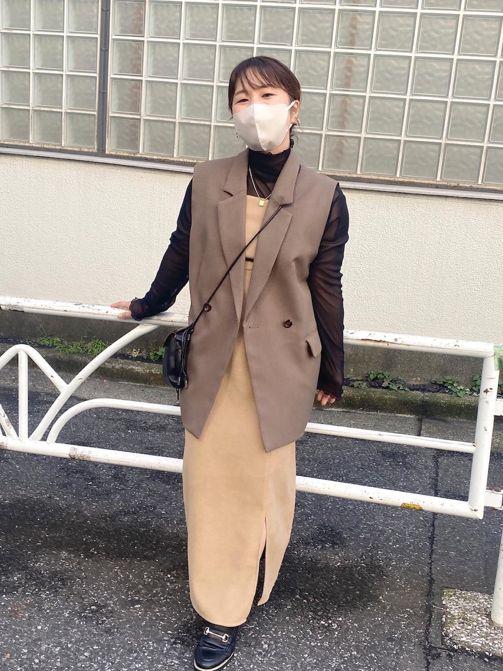 ブラック系のTシャツ/カットソー、ブラウン系のテーラードジャケット、ベージュ系のワンピースを着用したレディースの夏コーディネートの2枚目の写真