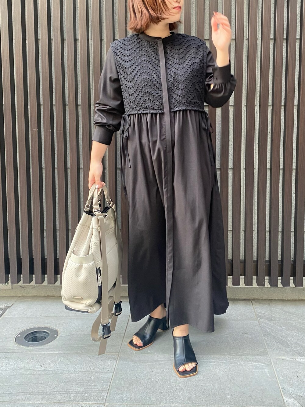 ブラック系のシャツワンピース、ブラック系のサンダルを着用したレディースの冬コーディネートの2枚目の写真