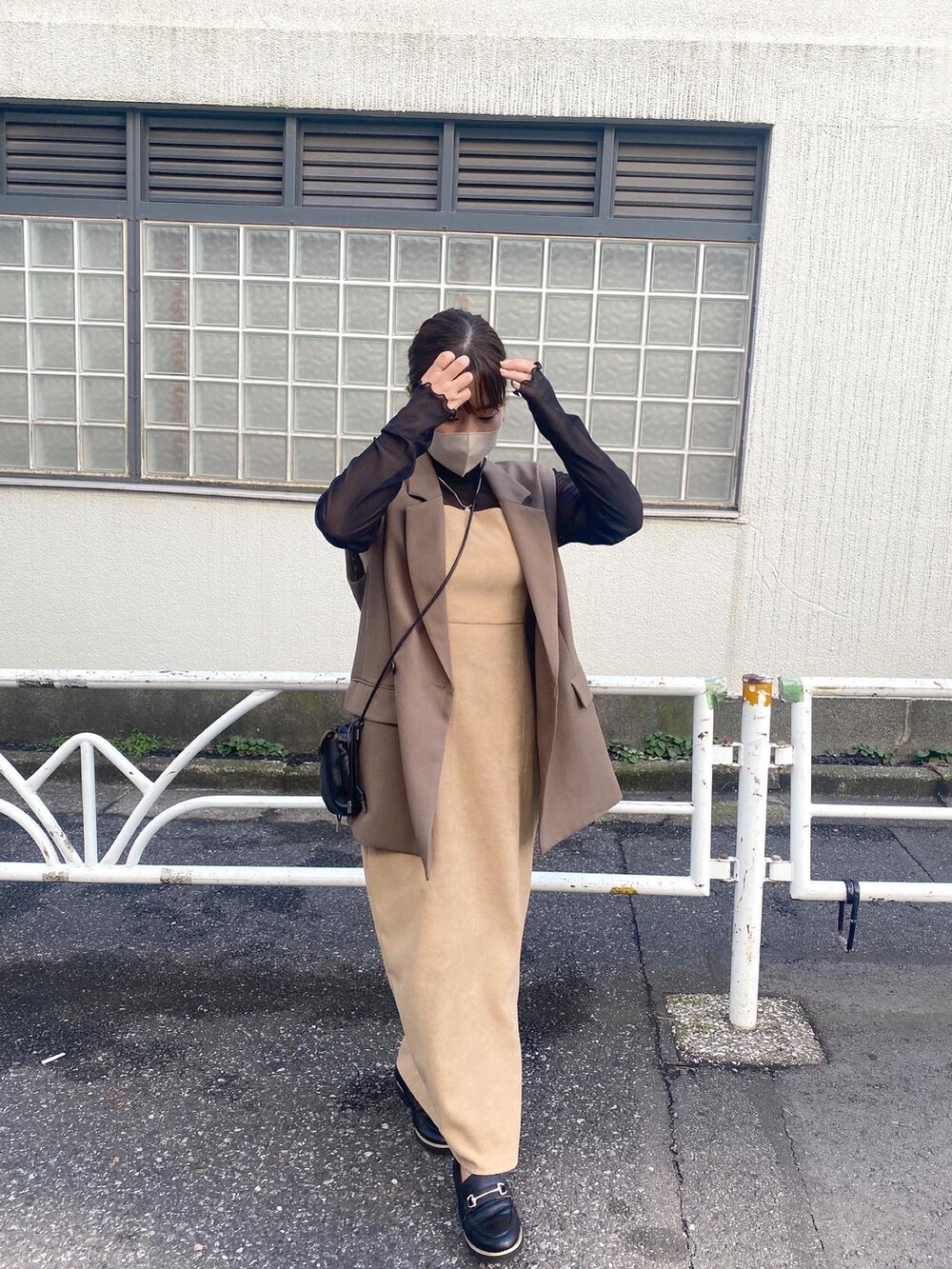 ブラック系のTシャツ/カットソー、ブラウン系のテーラードジャケット、ベージュ系のワンピースを着用したレディースの夏コーディネートの4枚目の写真