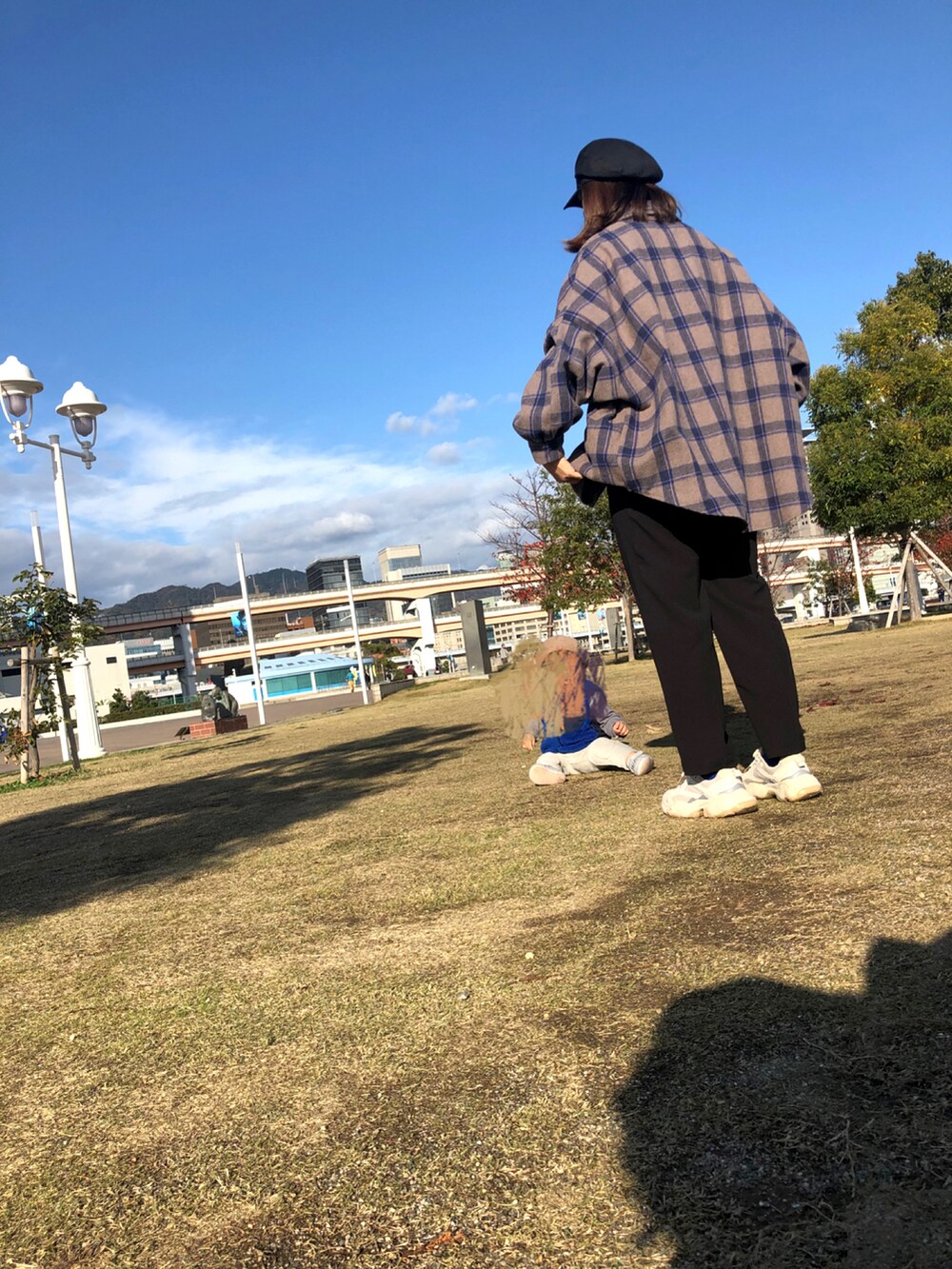 その他のシャツ/ブラウス、ブラック系のその他パンツ、ブラック系の帽子を着用したレディースの冬コーディネートの2枚目の写真