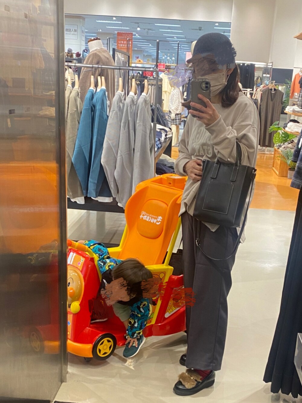 ブラック系のショルダーバッグ、ベージュ系のスウェット、グレー系のその他パンツを着用したレディースの冬コーディネートの2枚目の写真