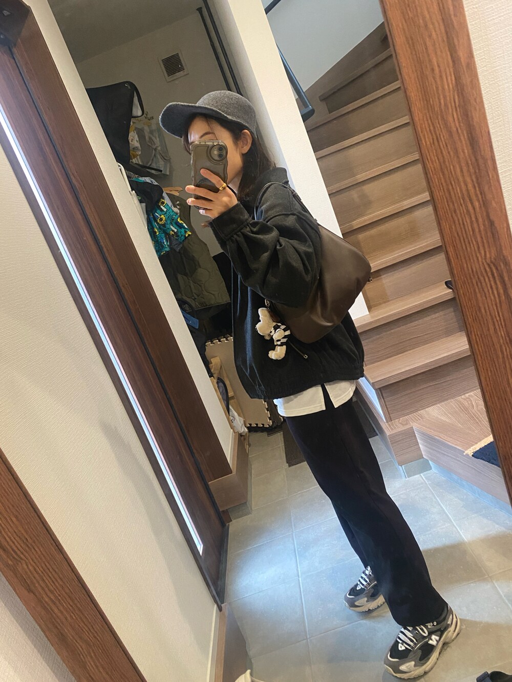 グレー系のジャケット/アウター、ブラック系のその他パンツ、ブラック系のスニーカーを着用したレディースの秋コーディネートの2枚目の写真