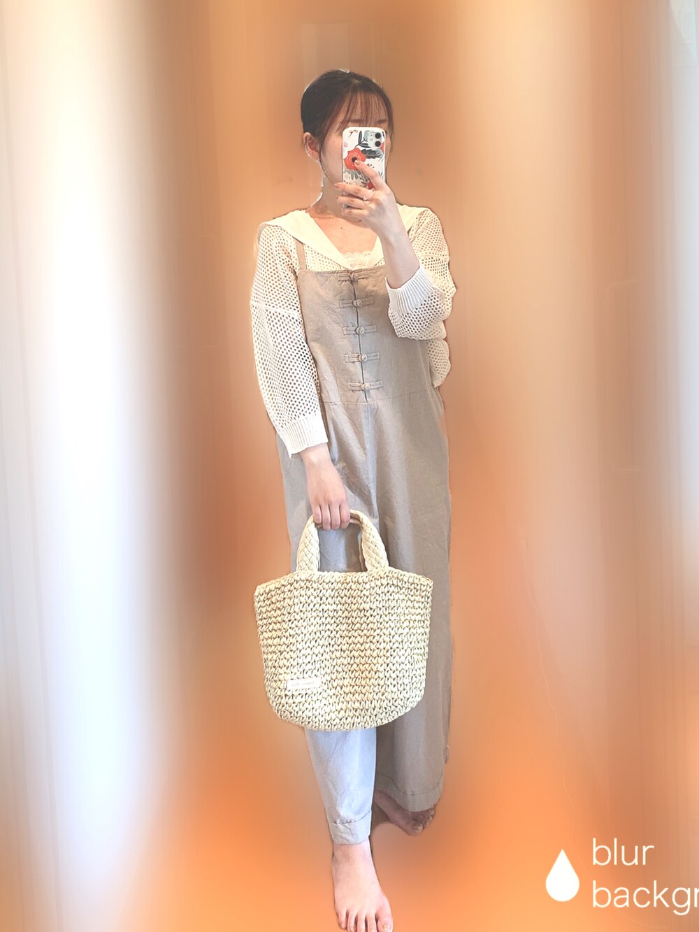 ベージュ系のサロペット/オーバーオール、ベージュ系のバッグ、ホワイト系のカーディガン/ボレロを着用したレディースの春コーディネートの2枚目の写真