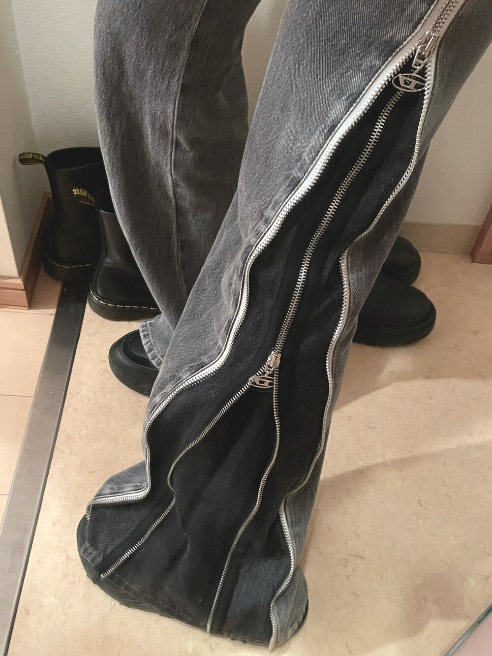 ホワイト系のシャツ/ブラウス、オレンジ系のカーディガン/ボレロ、ブラック系のスニーカーを着用したレディースの春コーディネートの2枚目の写真