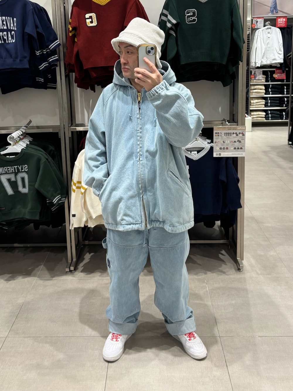 ホワイト系のスウェット、ブルー系のデニムジャケット、ブルー系のその他パンツを着用したメンズの冬コーディネートの3枚目の写真