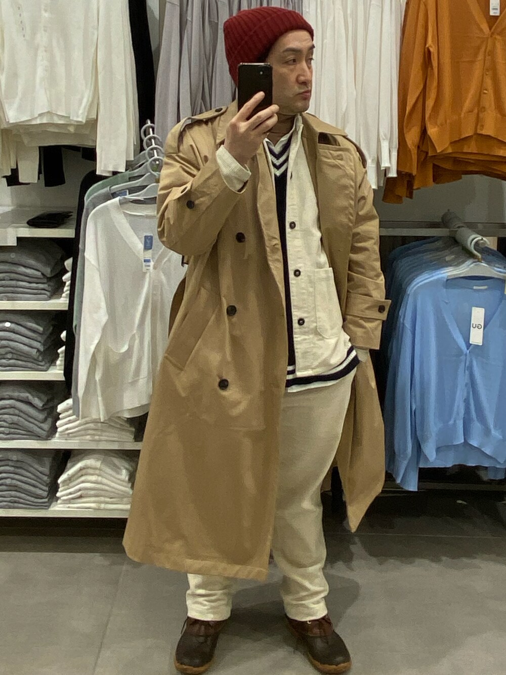 ホワイト系のその他パンツ、ベージュ系のトレンチコート、ホワイト系のブルゾンを着用したメンズの春コーディネートの4枚目の写真