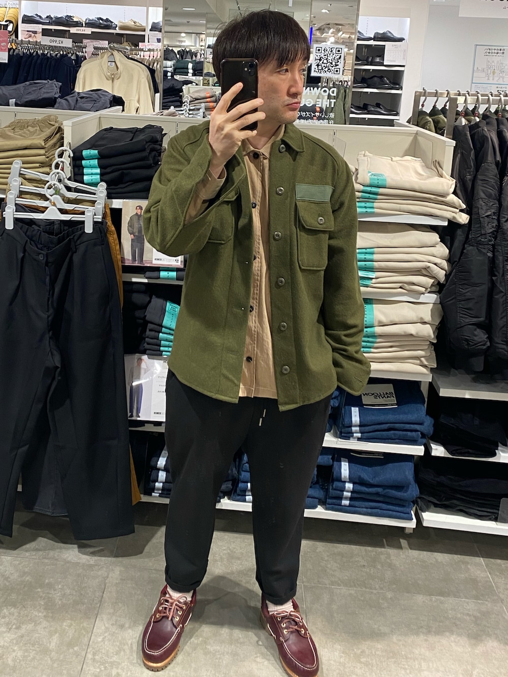 ベージュ系のシャツ/ブラウス、ブラック系のスウェットパンツ、ブラウン系のモカシン/デッキシューズを着用したメンズの秋コーディネートの3枚目の写真