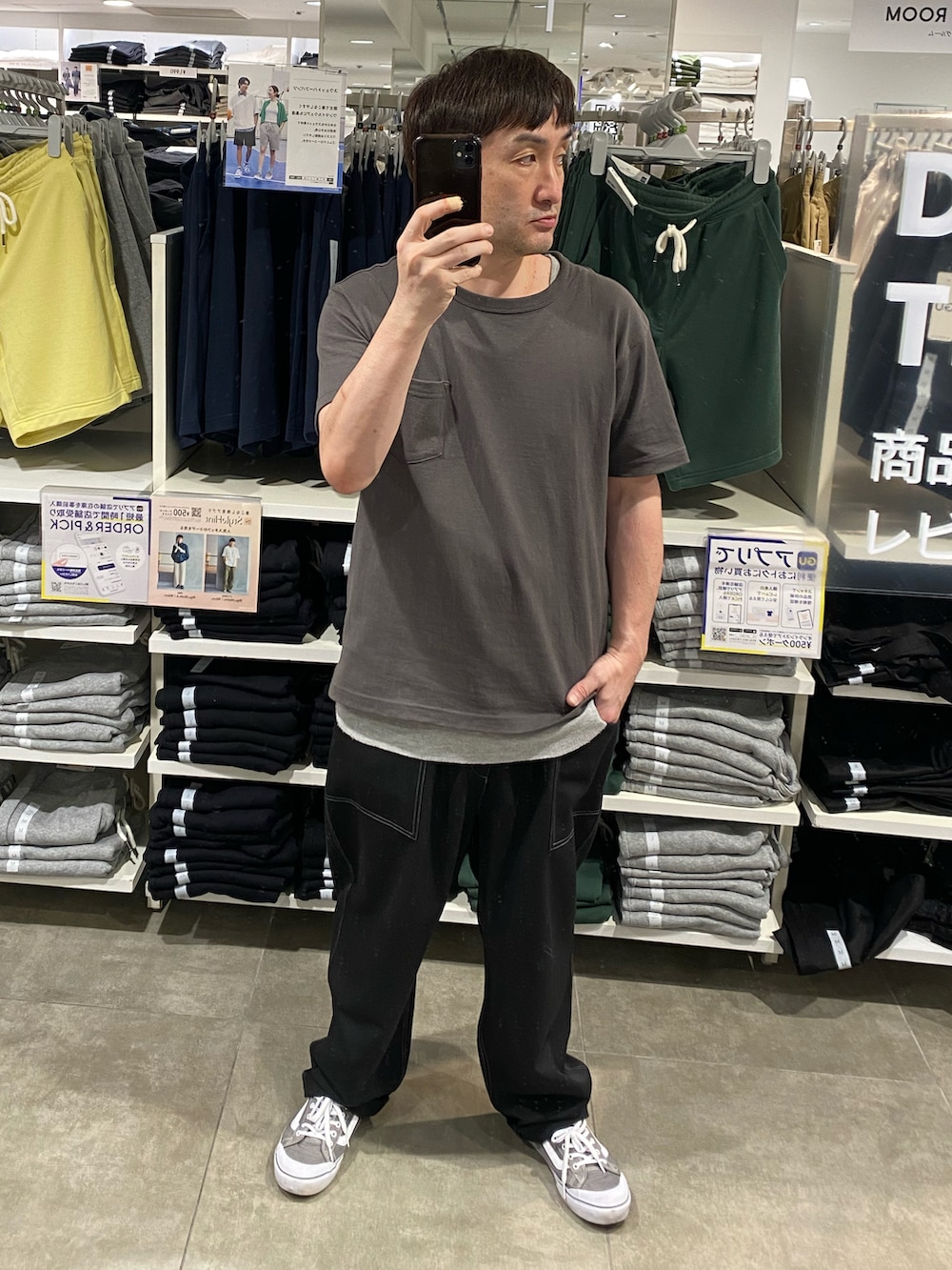 ブラック系のTシャツ/カットソー、グレー系のスニーカー、グレー系のハットを着用したメンズの夏コーディネートの3枚目の写真