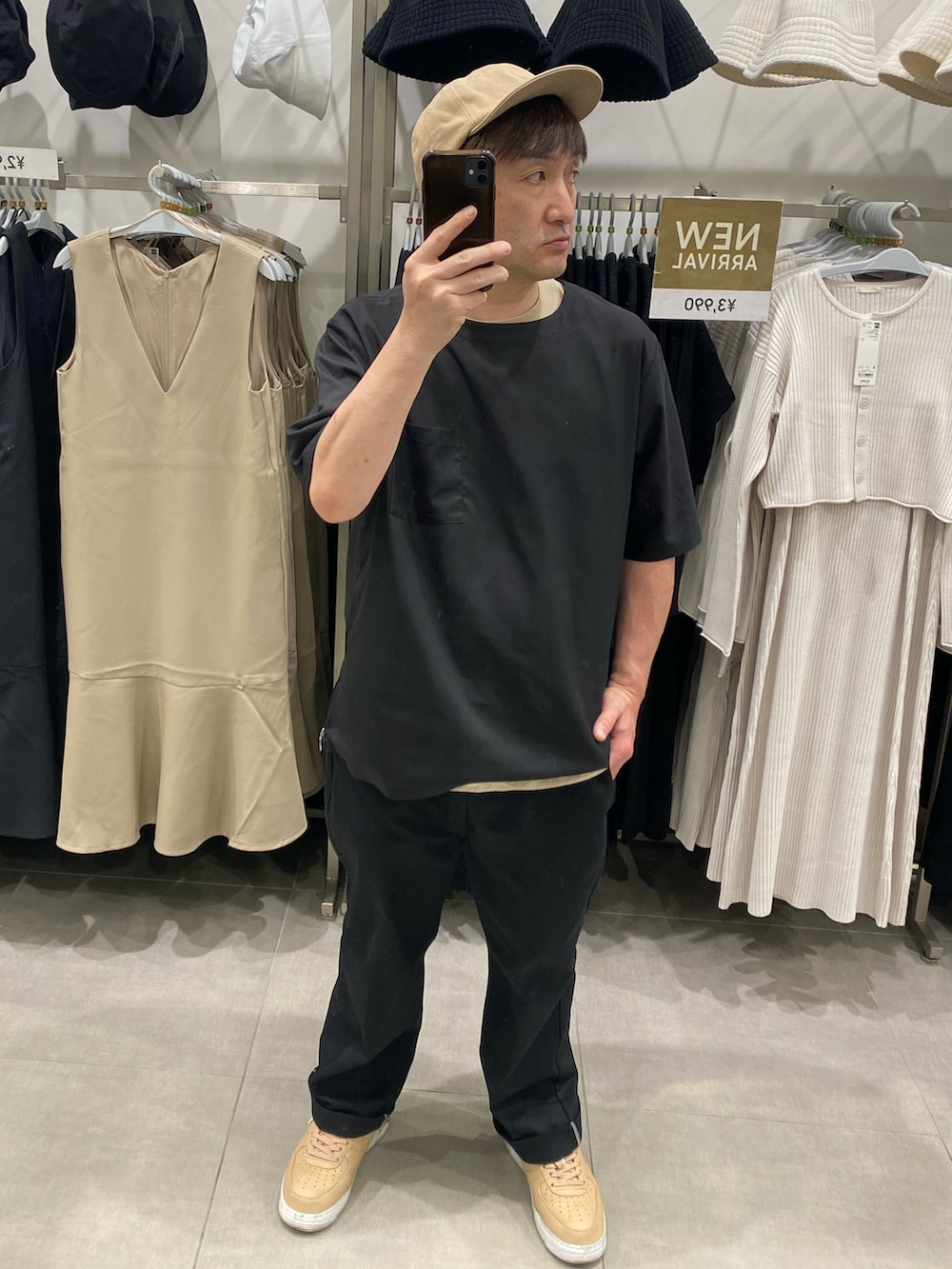 ブラック系のTシャツ/カットソー、ベージュ系のスニーカー、ベージュ系のキャップを着用したメンズの夏コーディネートの2枚目の写真